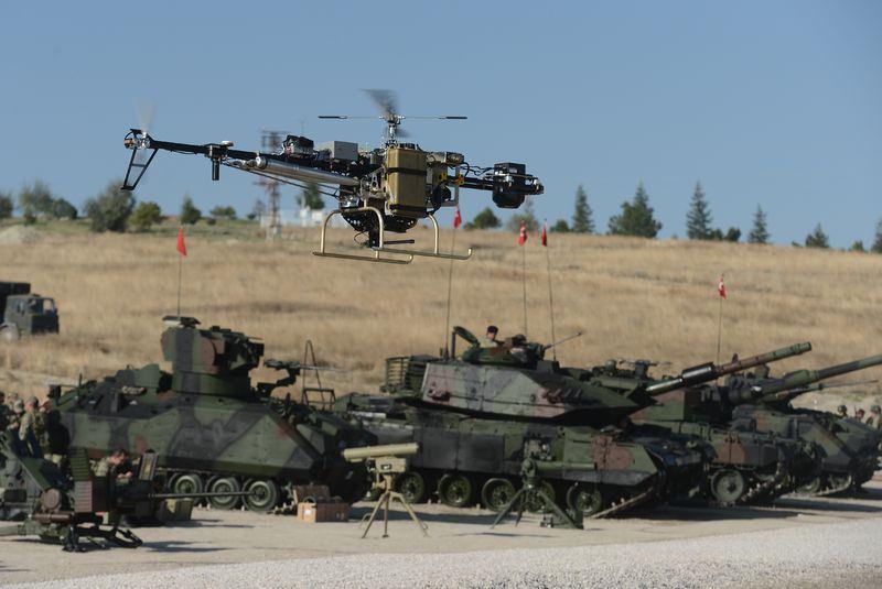 <p>Gece ve gündüz kameraları sayesinde 24 saat görev yapabilme özelliğine sahip Arı'nın, özel yazılımı sayesinde otomatik pilot özelliği de bulunuyor. Milli imkanlarla üretilen Arı'yı kullanan personel de özel eğitim alıyor. </p>
<p> </p>