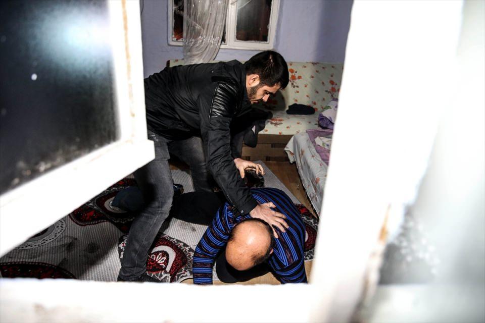 <p>İstanbul Emniyet Müdürlüğü Uyuşturucu ile Mücadele Şube Müdürlüğü ekipleri yaklaşık bin polisin katılımıyla Gaziosmanpaşa'da birçok adrese eş zamanlı operasyon düzenledi.</p>
<p> </p>