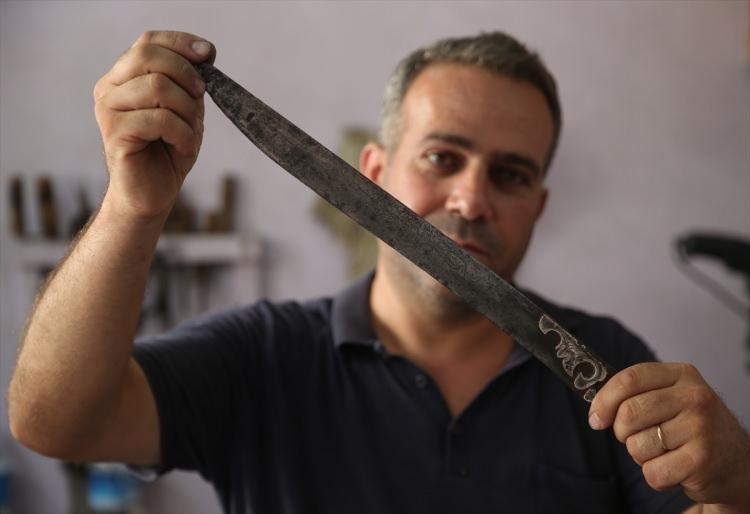 <p>Dövme çelikten ve krom çelikten (Fransız çeliği de deniliyor) bıçak ürettiklerini belirten Tosun, müşterilerinin isteğine göre bıçak yaptıklarını aktardı.</p>
