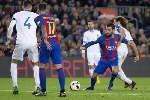 <p>Barcelona'nın gollerini 37. dakikada Lucas Digne, 45. dakikada penaltıdan Ivan Rakitic, 50. dakikada Rafinha, 55, 86 ve 89. dakikalarda Arda Turan, 72. dakikada Paco Alcacer attı. </p>
