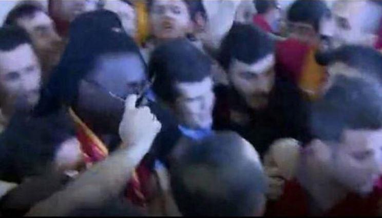 <p>Gomis ile taraftarlar arasında fiziksel temas yaşandıktan sonra ise olanlar oldu.</p>
