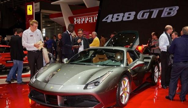 <p>Cenevre Otomobil Fuarı’nda resmen tanıtılmasının ardından siparişleri alınan Ferrari’nin en yeni süper spor modeli 488 GTB'nin fiyatı, 523 bin 475 euro yani 1.5 milyon TL.</p>
