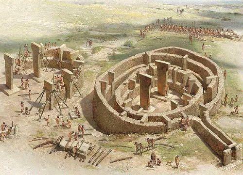 <p>Bilinen en eski insan yapımı dini yapıt, Milattan Önce 10. milenyumda (MÖ 10.000) yapılmış olan Göbeklitepe'dir ve Türkiye'de bulunur.</p>
<p> </p>
