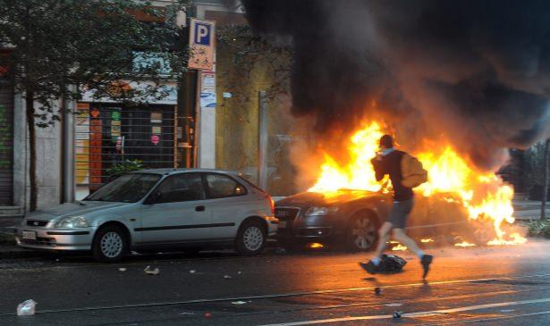 <p>Yaklaşık 20 bin kişinin katıldığı g&ouml;sterilerde olaylar &ccedil;ıktı. Kara Blok grubu polise ve bazı binalara kağıt bombalar ve taş attı, arabaları yaktı. Polis g&ouml;stericilere duman bombası ve g&ouml;z yaşartıcı gazla karşılık verdi.</p>
