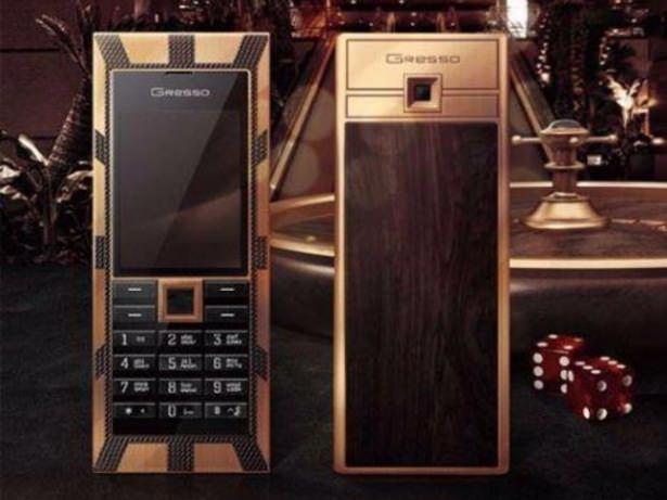 <p><strong>Gresso Luxor Las Vegas Jackpot</strong></p>

<p>Arka panel, dünyanın en pahalı ağacından yapılmış. Tuşlar, elle cilalanmış safir kristalden oluşuyor, 45.5 karatlık siyah elmaslar ise ön yüze gömülü. Fiyatı 1 milyon dolar...</p>
