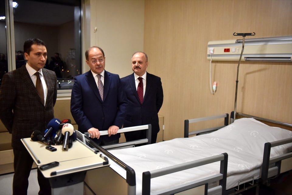 <p> Her bir odada yaklaşık 35 hasta muayene edebildiğimizi var sayarsak 9 bin, 10 bin hasta sayısını bir günde rahatça karşılayabiliyoruz. Acil servislerimiz de günde 1.500 hasta karşılayabilecek kabiliyette. Dolayısıyla hastanenin günde yaklaşık 12 bin hastayı olumlu şartlarda, her hangi bir tarafta aşırı kalabalık olmaksızın karşılama imkanı var" dedi.</p>