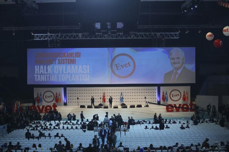 <p>Salonda, Büyük Birlik Partisi’nin kurucusu merhum Muhsin Yazıcıoğlu ile MHP’nin kurucusu Alparslan Türkeş’in fotoğrafları da partililer tarafından açıldı.</p>
