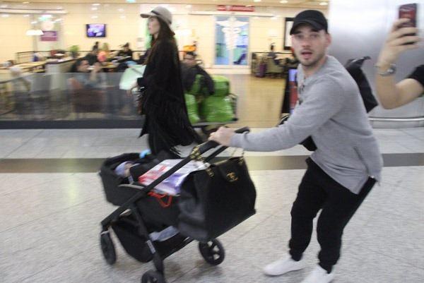 <p>Oğlunun pasaportundaki bir sorun nedeniyle kontrol noktasına geri dönen Sneijder, fotoğrafının çekildiğini görünce kontrolden çıktı. </p>
<p> </p>