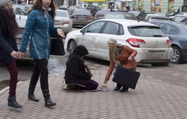 <p>Sokak ortasında dilenen bu kadının görüntüleri adeta olay yarattı..</p>
