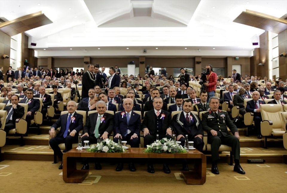 <p>Törene Cumhurbaşkanı Recep Tayyip Erdoğan, Başbakan Binali Yıldırım, CHP Genel Başkanı Kemal Kılıçdaroğlu da katıldı.</p>
