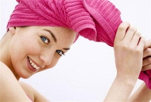 <p>Saç yıkamak basit bir işlemdir fakat yapılan hatalar bütün saç sağlığınızı etkileyebilir. <strong>İşte saçlarınızı yıkarken dikkat etmeniz gerekenler...</strong></p>
