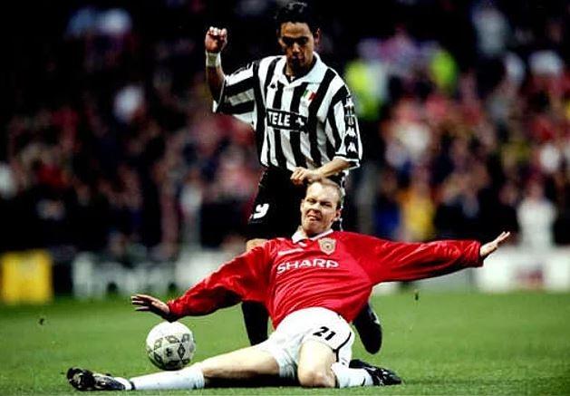 <p><strong>8. Manchester United - Juventus (1998-99)</strong></p>

<p>Manhester United, henüz Bayern Münih karşısında mucize yaratmadan bir tur önce Juventus'un rakibiydi. Evindeki ilk maçtan 1-1'lik beraberlikle ayrıldı. Deplasmanda oynadığı ikinci maçta da 2-0 geriye düşmesine rağmen maçı 3-2 kazanarak finale yükseldi.</p>
