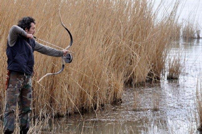 <p>Sivas Göktürk Okçuluk Derneği Başkanı Beysun, geleneksel Türk yayı kullanarak, yöredeki göl ve nehirlerde okla balık avlıyor. </p>