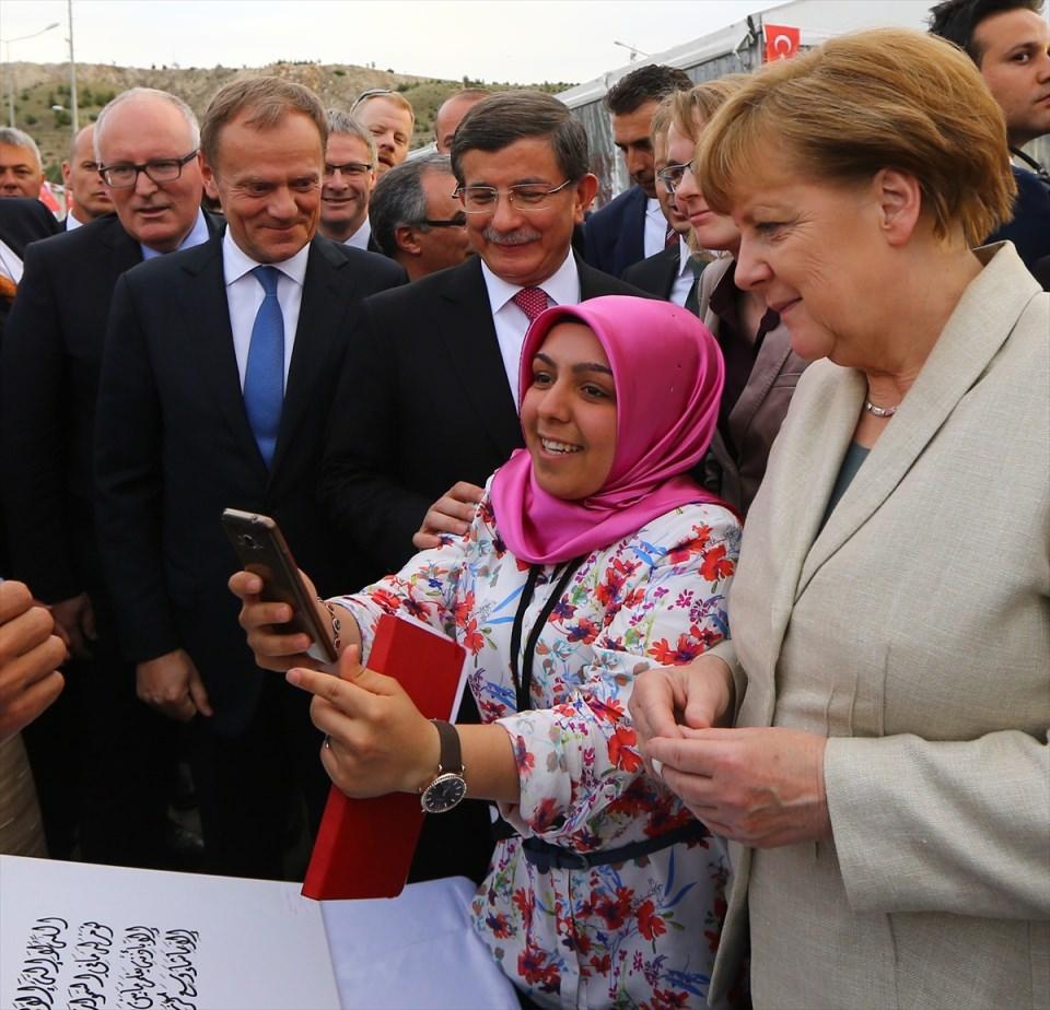 <p>Seçim çalışmaları kapsamında 81 ilin tamamında mitingler düzenleyen Davutoğlu, 7 Haziran seçim sonuçlarına göre tek başına hükümet kuracak oranda oy alamadı. Seçimlerin ardından, 14 Haziran'da, Cumhurbaşkanı Recep Tayyip Erdoğan tarafından hükümet kurmakla görevlendirilen Davutoğlu, koalisyon hükümeti kurma sürecinde, "istikşafi" olarak tanımladığı görüşmeleri CHP, MHP ve HDP liderleriyle gerçekleştirdi.<br />
<br />
<span style="color:#FFD700"><strong>Başbakan Ahmet Davutoğlu ve eşi Sare Davutoğlu, Almanya Başbakanı Angela Merkel, AB Konseyi Başkanı Donald Tusk ve AB Komisyonu Birinci Başkan Yardımcısı Frans Timmermans, Gaziantep'te Al Farah Çocuk Destek Merkezi'nin açılışını yaptı. Nizip-2 Konteyner Kent ve Konaklama Tesisi'nde yaşayan bir Suriyeli sığınmacı Başbakan Davutoğlu ve Almanya Başbakanı Merkel ile selfie yaptı.</strong></span></p>
<p> </p>