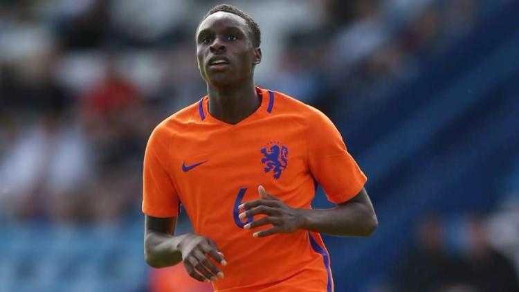 <p>RODNEY KONGOLO (YAŞ: 18) | Kulüp: Manchester City | Uyruk: Hollanda | Position: Orta saha</p>