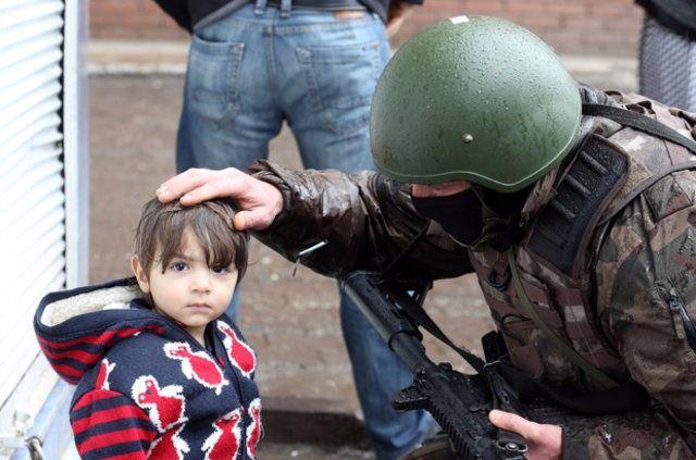 <p>Bölgedeki kasapların, sokağa çıkma yasağı ilan edilmesinin ardından iş yerlerindeki etleri taşıması dikkati çekti.</p>
<p> </p>
