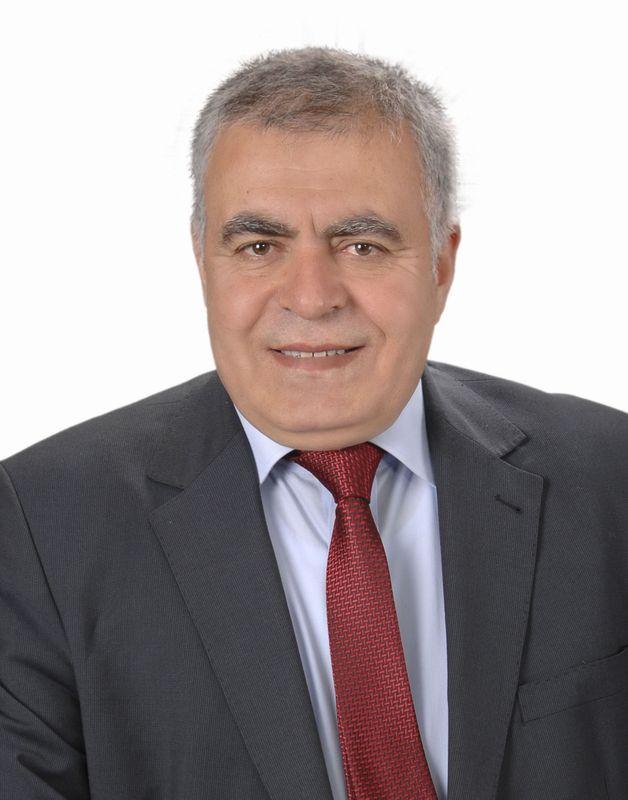 <p>İzmir Milletvekili Müslüm Doğan<br />
<br />
<span style="color:#FFD700"><strong>MÜSLÜM DOĞAN KİMDİR?</strong></span><br />
<br />
Sivas Divriği doğumlu. Evli ve bir çocuk babasıdır. Selçuk Üniversitesi Mühendislik Fakültesinden mezun oldu. Gazi Üniversitesi Şehir Plancılığı Bölümünde yüksek lisans yaptı. Uzun yıllar SGK'da şube müdürlüğü ve daire başkan vekilliği yaptıktan sonra 2012 de emekli oldu. HDP'nin kuruluşunda yer aldı ve ilk dönem MYK üyesi olarak görev yaptı. Ayrıca TMMOB Harita ve Kadastro Mühendisleri Odası GYK üyeliği, Divriği Derneği Başkanlığı ve Pir Sultan Abdal Derneği Genel Başkanlığı yaptı. Alevilik konusunda ve mesleki nitelikte çok sayıda yayınlanmış makaleleri bulunmaktadır.</p>

<p> </p>
