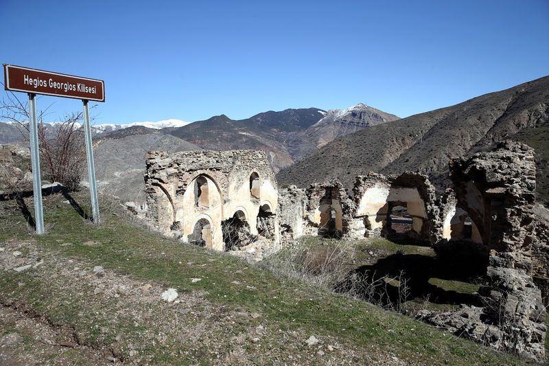 <p>Süleymaniye Mahallesi'nin 2002 yılında çıkan kanun ile kentsel ve doğal sit alanı ilan edildiğini kaydeden Çimen, 5 kilometre uzaklıktaki Canca Kalesi'nin restorasyonunun yapılarak oluşturulacak yeni mekanlar ve seyir terası sayesinde şehirde oluşacak turizm potansiyeline ayrı bir renk katılacağını sözlerine ekledi.</p>

<p> </p>
