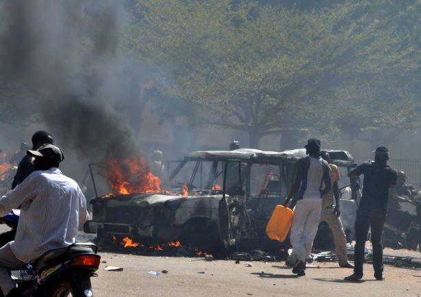 <p>Başkent Vagadugu'da dün yaşanan olaylarda, meclis ateşe verilmiş, devlet televizyonuna saldırıda bulunulmuştu. </p>
