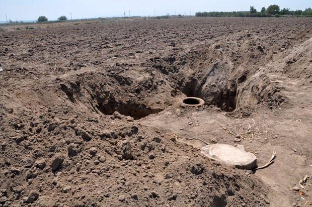 <p>Yapılan ilk inceleme sonucu Roma dönemine ait ve 1500 yıllık olduğu tahmin edilen 1,5 metre yüksekliğindeki küpün ağız genişlik çapı ise 55 santimetreye yakın olduğu tespit edildi.</p>

<p> </p>
