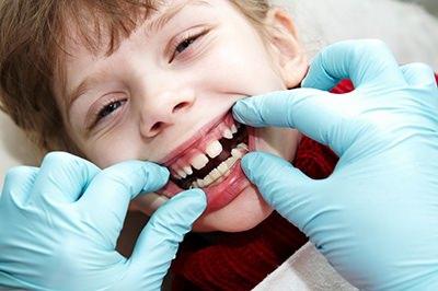 <p>Diastema olarak bilinen dişler arasındaki boşluğun asıl sebebi,</p>
