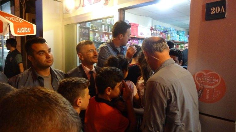 <p>Cumhurbaşkanı Erdoğan Rize Güneysu'da vatandaşlarla sohbet etti, çocuklara çikolata alıp oyuncak dağıttı.</p>
<p></p>