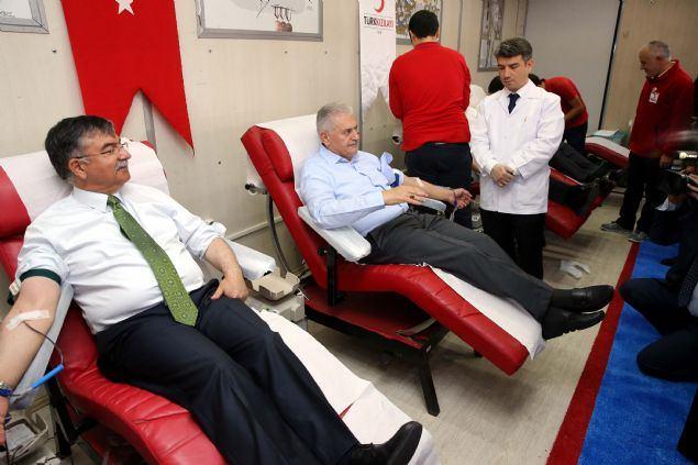 <p>Başbakan Binalı Yıldırım Kızılay'ın 'Vatan kurtarmak senin kan'ında var' sloganıyla düzenlediği bağış kampanyasına katıldı.</p>
