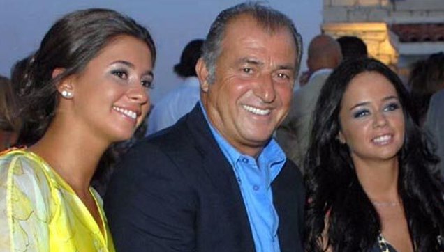 <p><strong>Merve Terim (Fatih Terim'in kızı)</strong></p>

<p>Duke Üniversitesinde Psikoloji Bölümünü bitirdi.</p>

<p>Okulun yıllık ortalama fiyatı: <strong>40.000 USD</strong></p>
