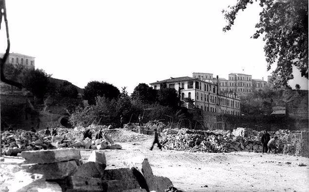 <p>Yerine İnönü Stadı’nın yapılmasına karar verilen "Istabl-ı Âmire", yani Dolmabahçe Sarayı’nın ahırları yıkılıyor — 1939</p>