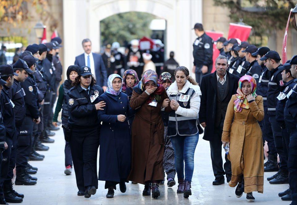 <p>Şehitlerin özgeçmişlerinin okunmasının ardından, Adana İl Müftüsü Arif Gökce, cenaze namazlarını kıldırdı.</p>

<p> </p>
