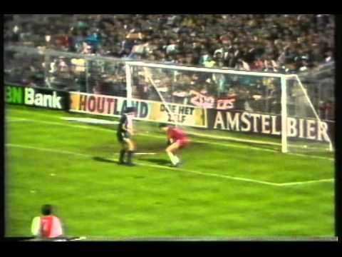 <p><strong>Hollanda'da demir çubuk </strong><br />
<br />
UEFA Kupası çeyrek finalinde, 1989'da Hollanda'nın Ajax ekibiyle Avusturya'nın Austria Wien takımının mücadelesi sırasında sahaya demir çubuk fırlatıldı. Ajax, taraftarlarının Austria Wien kalecisine attığı çubuk nedeniyle 1 yıl süreyle Avrupa kupalarından men edildi.</p>