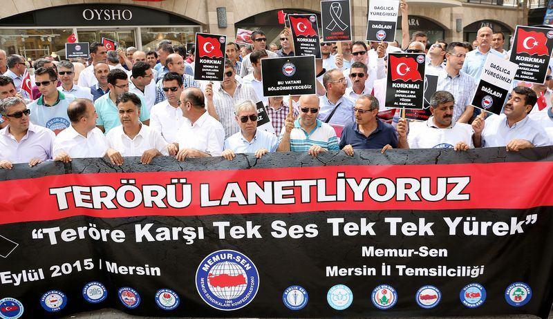 <p><strong>Mersin</strong><br />
Memur-Sen Mersin İl Temsilciliği üyeleri de bir alışveriş merkezinin önünde bir araya gelerek, terör olaylarına tepki gösterdi. Sendikanın il temsilcisi Abdullah Çelik, PKK terör örgütünün, haince saldırılarıyla milletin birliğine ve dirliğine tuzak kurduğunu söyledi. Grup, açıklamanın ardından şehitler için dua etti.</p>
