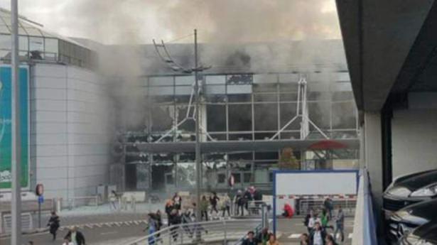 <p>Brüksel'deki Zaventem iki patlama sesi duyuldu, patlamanın nedeni henüz belirlenemezken ölü ve yaralıların olduğu belirtildi.</p>
