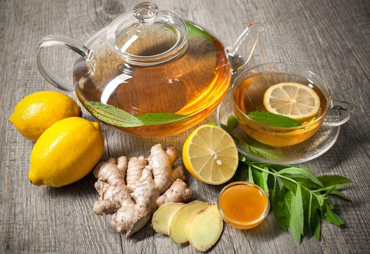 <p><strong>SICAK ZENCEFİL ÇAYI</strong></p>
<p>Ceviz kadar zencefili rendeleyin, bir bardak su ile kaynatın. Kaynadıktan sonra 1 limonun suyunu ekleyip, için.</p>
<p> </p>