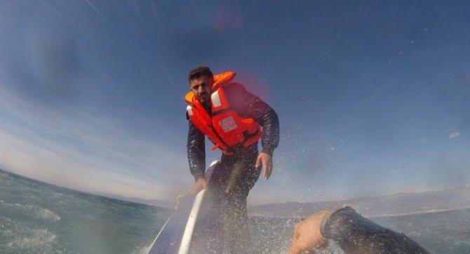 <div><strong>YAŞAM MÜCADELESİ SANİYE SANİYE KAMERADA</strong><br />
 </div>

<div>Ceylan'ın kaskındaki kamera, su üzerindeki yaşam mücadelesini de saniye saniye kaydediyor. Suya inen Ceylan, önce sığınmacıya doğru birkaç metre yüzüyor. Sığınmacıdan Türkçe ve İngilizce olarak suya inmesini isteyen Ceylan, suya inen genci yakalayarak omuz askısı ile kendisine bağlıyor.</div>
