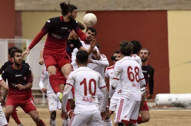 <p><strong>FATİH KARAGÜMRÜK</strong></p>
<p>Süper Lig'de yer aldığı sezon sayısı: 6</p>
<p>Şu an bulunduğu lig: 2. Lig Beyaz Grup</p>