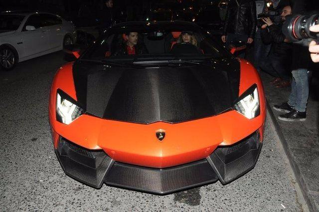 <p>Yağmur Sarıoğlu’nun kullandığı Lamborghini Aventador’un içinde sigara içildiği gerekçesiyle galeri tarafından elinden alındığı iddia edilmiş, ancak Sarıoğlu iddiayı yalanlamıştı.</p>
