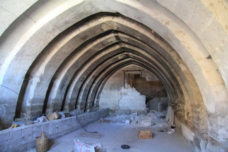 <p>120 metrelik yaklaşık kot farkı vardı. Böyle bir topografyada 15 metre derinden tünellerin, otomobil geçecek büyüklükte tünellerin olduğunu gördük.</p>

<p> </p>

<p> </p>

<p> </p>
