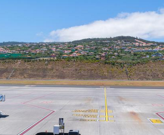 <p>Avrupa'nın en zorlu havaalanı olarak ün yapmış Madeira Havaalanı'na iniş yapan pilotların, dağ sırası ve okyanus arasında kalan çizgiyi takip etmeleri ve piste iniş yaparken rüzgarın etkisiyle Atlantik'e savrulmamak için son anda sağa dönmeleri gerekiyor.</p>
<p> </p>