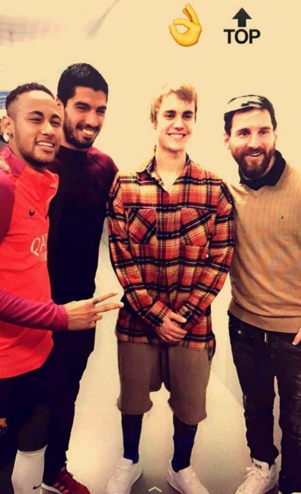 <p>22 yaşındaki Kanadalı şarkıcı, Barcelona futbol takımı taraftarlarını ve hayranlarını kıskandıracak bir ziyaret gerçekleştirdi.</p>
