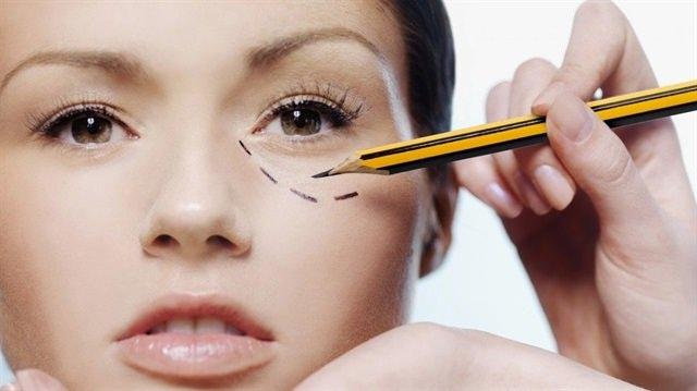 <p>Op. Dr. Bülent Cihantimur, göz altı morlukları için evde yapılabilecek bazı uygulamaları anlattı:</p>

<p>Kafein içeren jeller, niasinamid, suda eriyen B vitamini kompleksleri, temel kan damarlarının renklerini açmaya yardımcı olur.</p>
