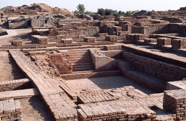 <p>Kalıntılar üzerinde yapılan araştırmalarda çok gelişmiş bir yerleşim yeri olduğu ortaya çıkan Mohenjo-daro'da şehir planlama, sosyal örgütlenme ve drenaj sistemi olduğu keşfedilmiştir.</p>

<p> </p>
