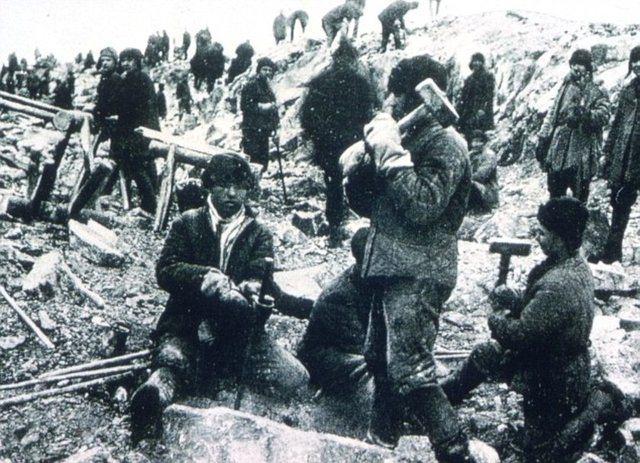 <p>Ayrıca, savaşın ilk döneminde Sovyet askerinin ağır darbe alması dolayısıyla savaşa yeni elemanlar gerektiriyordu. 1941'in sonlarına kadar tam 420 bin civarında mahkûm beraat etti ve savaşa gönderildi. Bu sayı giderek daha da arttı, 1943’te 1 milyon 250 bin civarında mahkum savaşa gönderildi.</p>
