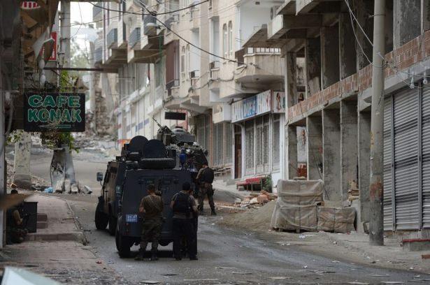 <p>Dün sabah 07.00'de sokağa çıkma yasağı ilan edilmesiyle özel harekat timleri ve komandolar, Konak, Mescid ve Tekel mahallerinde hendekleri kapatıp teröristleri yakalamak için operasyon düzenledi.</p>
