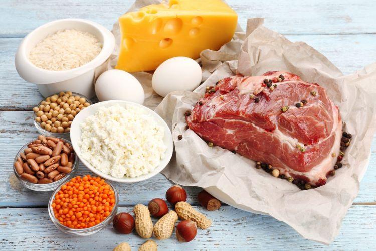 <p>Hayvansal proteinleri minimum oranda tüketin. Kilo başına bir gram yeterli olacağı için buna dikkat edin. Balık, yumurta, hindi, organik et, lor peyniri, kemiksuyu, paça çorbası, ciğer iyi protein içeren besinler arasındadır.</p>