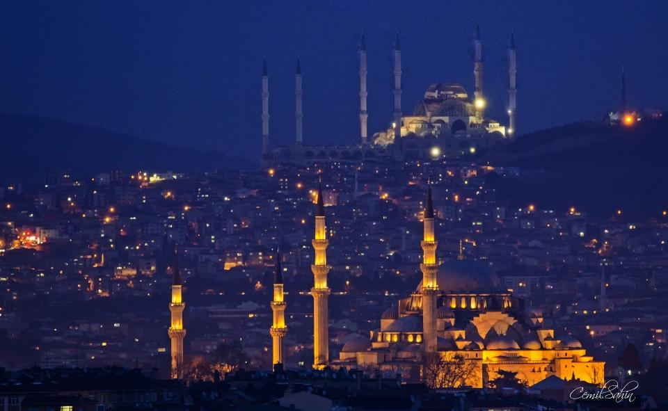 <p>Kubbelerin üstadı fotoğraf sanatçısı Cemil Şahin’in Sultanahmet’ten çektiği Çamlıca Camii heybetiyle ve İstanbul'a kattığı görüntüsüyle görenleri büyülüyor.</p>
