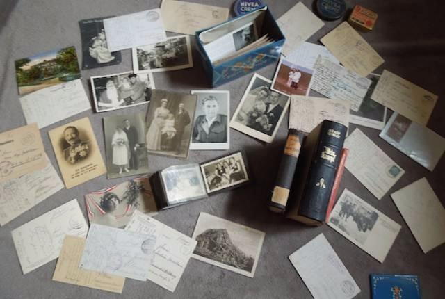 <p>En büyük bölüm, eski kitaplar, fotoğraflar, savaş mektupları ve ailesinin gizli geçmişi ile doluydu. Yarasanın dışında, fotoğraflarda bulunan insanların bir kısmını tanımıyordu, ama kitaplardan biri duraklamasına neden oldu.</p>
