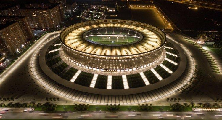 <p>Yine medya ekranın stada çok ciddi bir hava kattığını söyleyebilirim. Bu medya ekran çok ciddi ilgi görüyor. Zemini çok özel bir teknolojisi ile yapılmış bir futbol sahası ve rulo şeklinde değil ekme biçiminde yapılmış bir zemine sahip saha. Zeminin havalandırma, sulama, ısıtma sistemleri hep yapıldı."</p>
