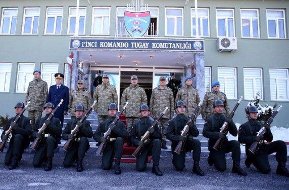 <p>Akar'a ziyareti sırasında Kara Kuvvetleri Komutanı Orgeneral Salih Zeki Çolak da eşlik etti.</p>
