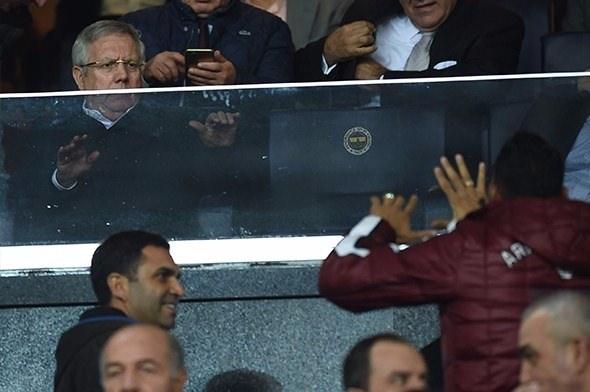 <p>"ŞİMDİ OLMAZ, 10 DAKİKA SONRA"<br />
<br />
Andre Santos, hemen arkasındaki tribünde oturan Fenerbahçe Başkanı Aziz Yıldırım'a, "Başkanım konuşabilir miyiz?" diye sordu. Yıldırım, "Şimdi olmaz, 10 dakika sonra" cevabını verdi.</p>
